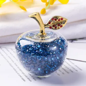 Vue détaillée d'une pomme en cristal de luxe ornée de strass bleus et de feuilles