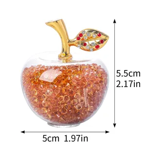 Vue détaillée d'un ornement de pomme en cristal de luxe, dimensions 5,5 cm par 5 cm.
