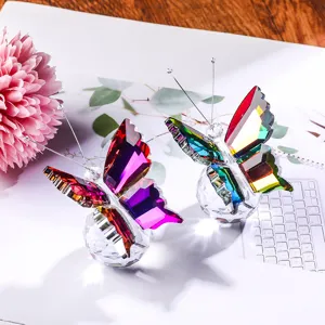 Dettaglio macro di ornamenti a farfalla in cristallo sfaccettato con ali arcobaleno