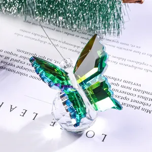 Primo piano dettagliato di un ornamento a farfalla in cristallo verde su un libro aperto