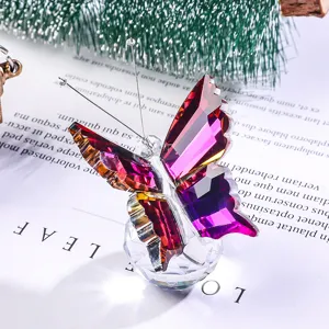 Macro dei dettagli sfaccettati di un ornamento a forma di farfalla in cristallo