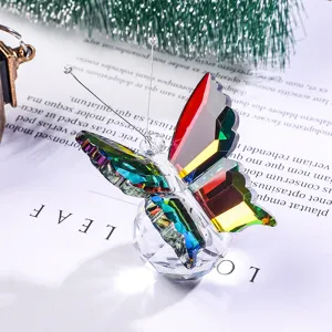 Dettaglio di una farfalla in cristallo sfaccettato colorato su base tonda