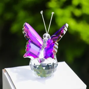 Statuetta a forma di farfalla in cristallo viola su base sfaccettata per arredamento casa.