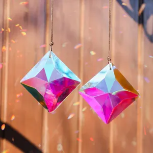 Detailansicht von K9 Kristall-Sonnenfängern, die regenbogenfarbene Lichtreflexe erzeugen