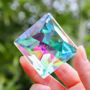 Detailansicht eines K9-Kristallprismas mit lebendigen Regenbogen-Lichtreflexionen