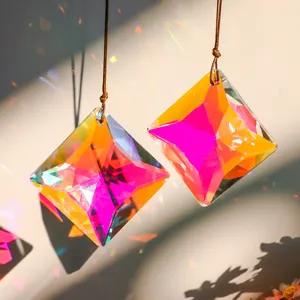 Nahaufnahme von K9-Kristall-Sonnenfängern, die Regenbogenlichtmuster erzeugen