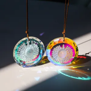 Dettaglio di acchiappasole in cristallo K9 con incisione solare e riflessi arcobaleno