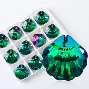 Gedetailleerde macro-weergave van aurora AB groene kristallen schelphangers voor DIY-sieraden