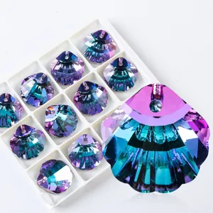 Gedetailleerd overzicht van iriserende aurora AB kristallen schelphangers voor sieraden.