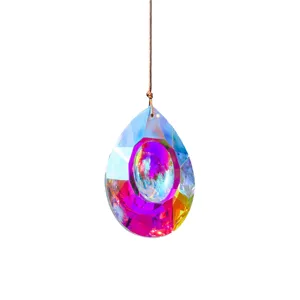 Κοντινό πλάνο ενός κρυστάλλινου K9 suncatcher με ζωντανές ιριδίζουσες αντανακλάσεις.