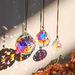 Kleurrijke K9 kristallen zonvanger prisma ballen met regenboog lichtreflecties.