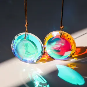 Dettaglio di acchiappasole in cristallo K9 sfaccettato con luna e riflessi arcobaleno