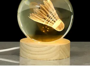 Détail de la vue macro de la gravure laser 3D d'un volant dans une veilleuse en cristal
