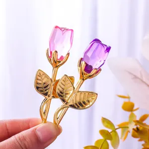 Detailaufnahme eleganter rosa und lila Kristallrosen mit Goldstielen in der Hand