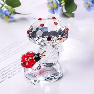 Ornamento a Forma di Fungo e Coccinella in Cristallo Bianco Sfaccettato Decorazione da Scrivania Moderna Minimalista Regalo Luccicante