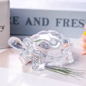 Vue détaillée d'une figurine de tortue en cristal clair pour la décoration de maison