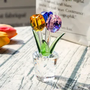 Vista detallada de tulipanes de cristal multicolores en un jarrón facetado claro.