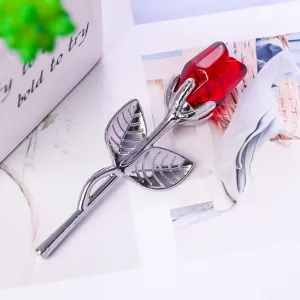 Elegante rote Kristallrose als Dekoration mit detailliertem silbernem Metallschaft