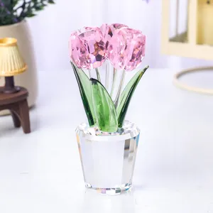 Elegante adorno de tulipán de cristal con pétalos rosas y base transparente