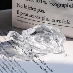 Gros plan détaillé d'une figurine de tortue en cristal avec réfraction de la lumière