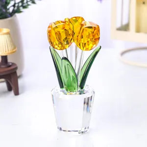 Vista macro de pétalos de tulipán de cristal amarillo con reflejos tallados