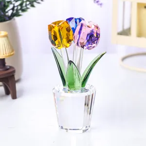 Detalle del adorno de tulipán de cristal facetado con flores amarillas, rosas y azules
