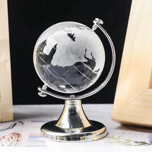 Klare Kristall-Globus-Ornament mit poliertem Metallständer für elegante Tischdeko.