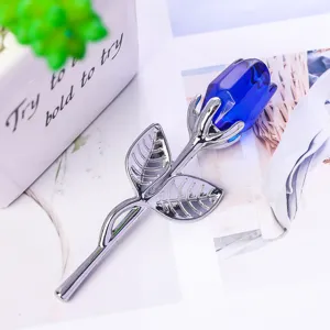 Detailansicht einer blauen Kristallrose mit poliertem, silberfarbenem Metallstiel.