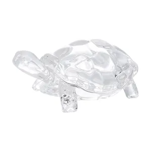 Détail d'une figurine de tortue en cristal clair avec un artisanat raffiné et texture