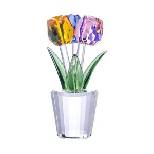 Elegante ramo de tulipanes de cristal tallado en jarrón, decoración decorativa hogar