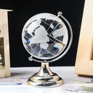 Kristallkugel Globus Detailansicht, klare Glaskugel mit glänzendem Metallständer und Sockel.