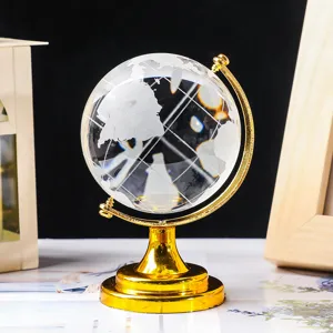 Kristallkugel Ornament mit goldenem Metallständer und exquisiten feinen Schnitzdetails