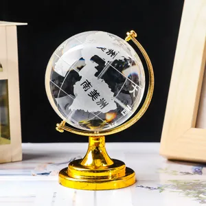 Kristall Globus Dekoration mit goldenem Metallständer, perfekte Tischdeko und edles Büro Geschenk.