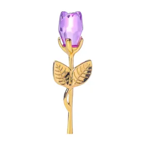 Detaillierte Nahaufnahme von goldenem Metallstiel und violetter Kristall-Rosenknospe