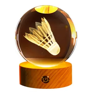 Veilleuse boule de cristal avec volant de badminton gravé au laser et base bois