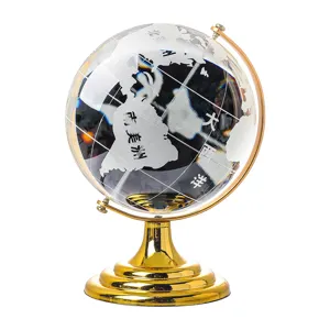 Klares Kristall Globus Ornament mit goldenem Metallständer Deko Tischgeschenk für Büro.