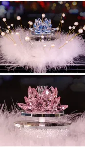 Detailansicht von rosa und blauem Kristalllotus-Autoschmuck mit luxuriöser Federbasis