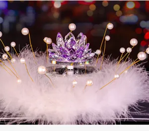 Detailansicht eines lila Kristalllotus-Autoornaments mit weißen Federn und Perlenakzenten