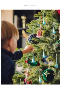 Adornos de vidrio en forma de lágrima azul iridiscente colgados en un árbol de Navidad decorado.