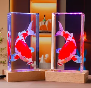 Gros plan de carpe koi en cristal gravé au laser 3D avec socle lumineux en bois LED