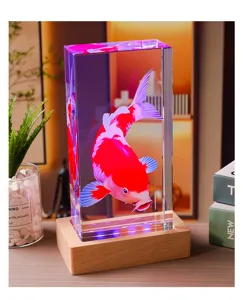 Vue détaillée d'un cube en cristal de carpe koï gravé au laser sur un socle en bois
