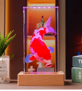 Vue détaillée d'un poisson koi gravé au laser 3D dans un bloc de cristal clair