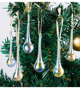 Vista detallada de adornos de gota de vidrio iridiscente colgados en un árbol de Navidad