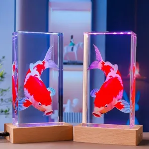 Décoration en cristal de poisson koï gravé en 3D avec socle lumineux en bois LED