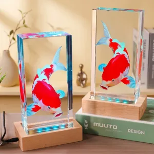 Élégante décoration de carpe koï en cristal 3D avec socle lumineux en bois à LED chaude