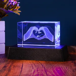 Vista detallada bloque cristal grabado láser 3D manos corazón I Love You luz azul LED