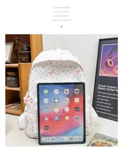 Detalle de capacidad de mochila blanca con flores rosas comparada con una tablet