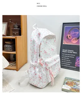Vista detallada de una mochila blanca con lazos rosas y patrones florales en un entorno real