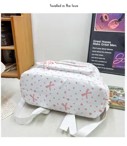 Vista detallada de la parte inferior de la mochila blanca de flores con lazos rosas escolar