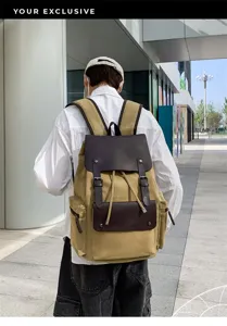 Vista trasera de una persona con mochila de lona caqui y solapas de cuero marrón.